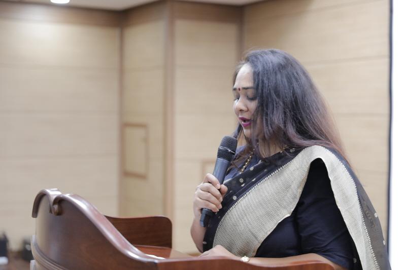 축사를 진행하는 Ms. Ananya 
Agarwal 주한인도문화원장