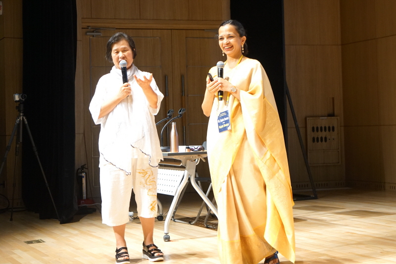 통역 돕는 서종순 교수