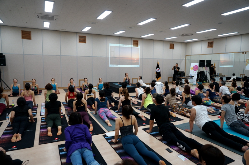 요가 시연을 따라하는 사람들