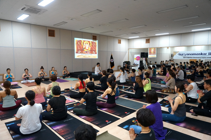 요가 시연팀과 참가자들