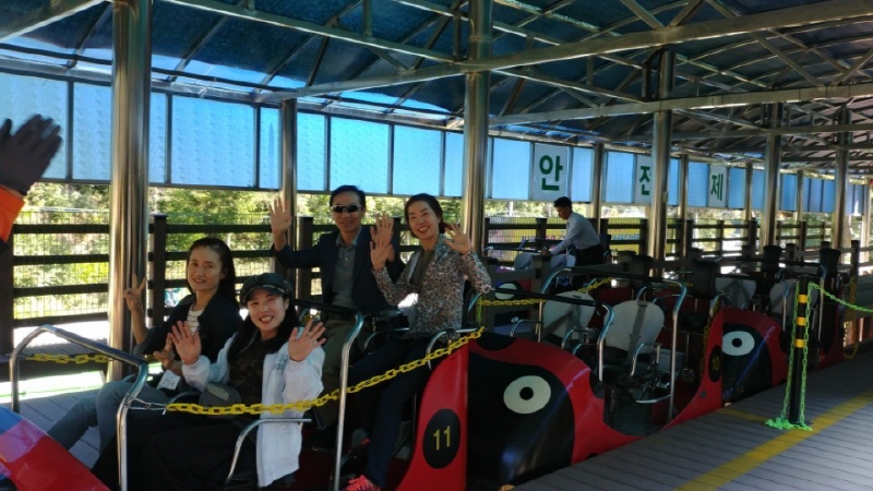 스카이 바이크 타는 학생들